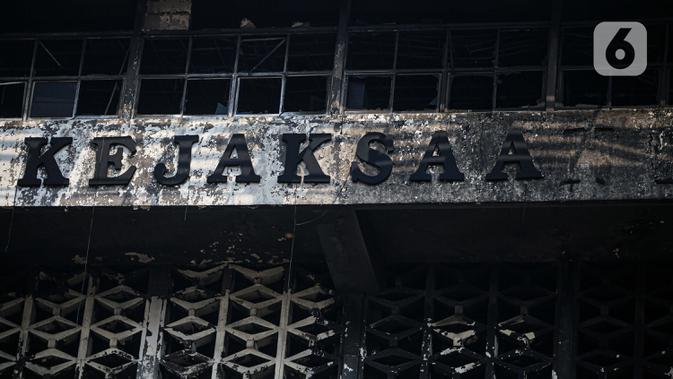 Kondisi gedung utama Kejaksaan Agung yang terbakar di Jakarta, Minggu (23/8/2020). Pemadaman kebakaran di gedung Kejaksaan Agung kini sudah memasuki tahap pendinginan, pascapemadaman dilakukan hingga lebih dari 11 jam. (Liputan6.com/Faizal Fanani)