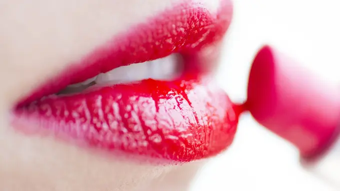 Shade Lipstik Kesayangan Habis? Nggak Perlu Beli, Yuk Lakukan Cara Ini Saja