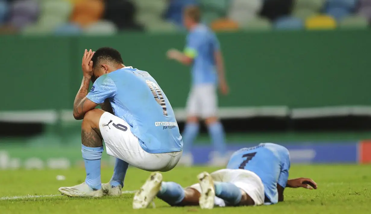Pemain Manchester City, Gabriel Jesus dan Raheem Sterling tampak kecewa usai ditaklukkan Lyon pada perempat final Liga Champions di Stadion Jose Alvalade, Sabtu (15/8/2020). Lyon menang 3-1 atas Manchester City. (Miguel A. Lopes/Pool via AP)