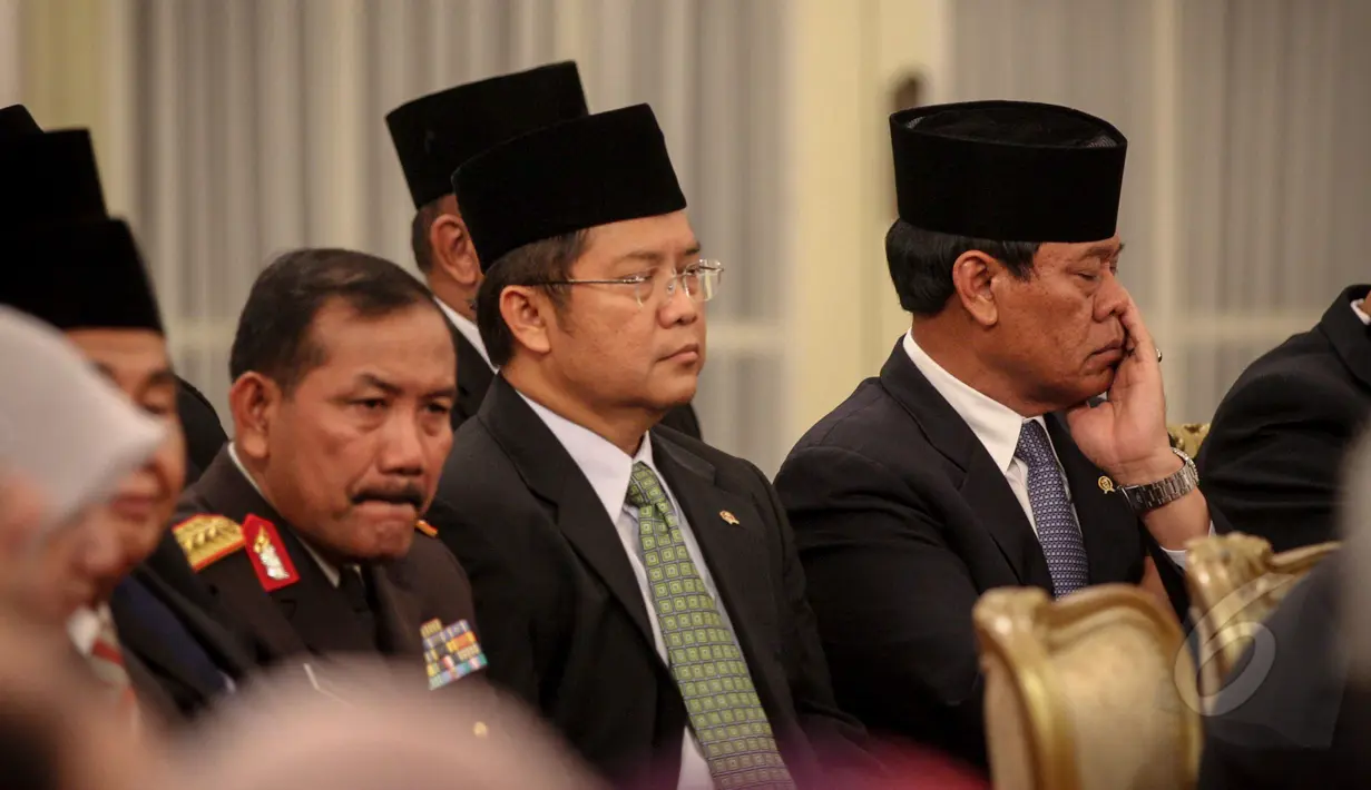 Menko Polhukam Tedjo Edhy Purdjiatno (kanan) didampingi Menkominfo Rudiantara (tengah) dan Kapolri Jenderal Badrodin Haiti (kiri) menghadiri acara peringatan Isra Miraj di Istana Negara, Jakarta, Jumat (15/5) malam. (Liputan6.com/Faizal Fanani)
