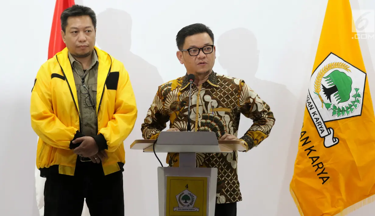 Ketua DPP Partai Golkar Ace Hasan Syadzily dan Ketua DPP Partai Golkar Venno Tetelepta memberikan keterangan pers terkait pemberhentian dan pengisian jabatan di DPP Partai Golkar, Jakarta, Selasa (19/3). (Liputan6.com/Johan Tallo)