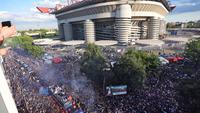 Foto: Suka Cita Para Suporter dan Pemain Inter Milan dalam Laga Kandang Terakhir Liga Italia