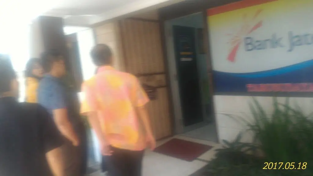 Detik-detik ketika pintu kantor Bank Jateng Kantor Kas Tarubudaya Ungaran dibuka untuk menyelamatkan sandera. (foto : Liputan6.com / istimewa / edhie prayitno ige)