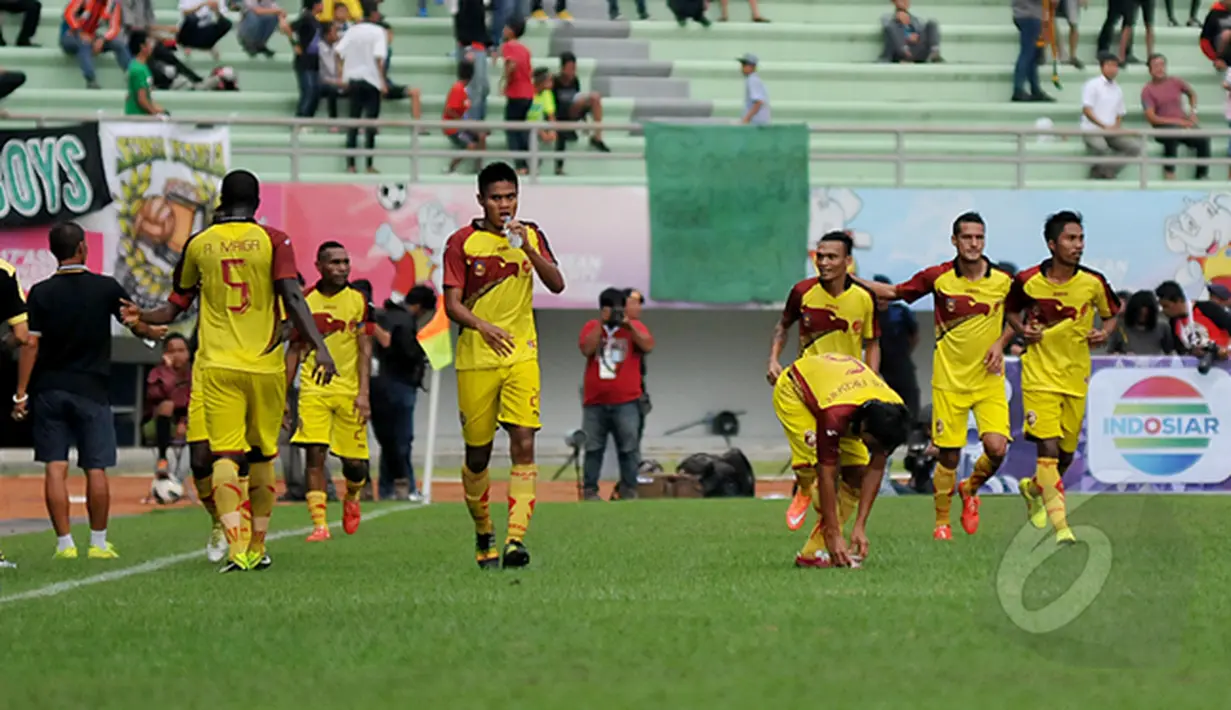Gelandang Sriwijaya FC, Ferdinand Sinaga merayakan selebrasi di ikuti pemain lainya usai mencetak gol saat laga di SCM Cup 2015 di Stadion Jakabaring, Palembang, Minggu (25/1/2015) Sriwijaya menang 2-1 atas Persela. (Liputan6.com/Johan Tallo)