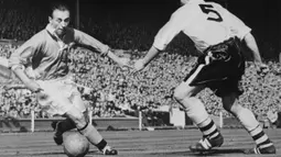 Stanley Matthews merupakan pemenang penghargaan Ballon d'Or edisi pertama, yaitu tahun 1956. Kala itu, ia bermain untuk Blackpool. Matthews sukses mengalahkan dua kandidat dari Real Madrid, yakni Reymond Kopa dan Alfredo Di Stefano. (AFP/Staff)