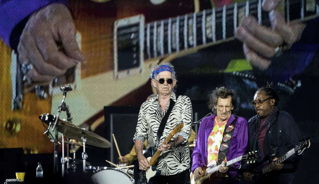 Aksi gitaris The Rolling Stones Ronnie Wood dan Keith Richards selama konser bagian dari tur Eropa "Sixty" di stadion Groupama, di luar Lyon, Prancis tengah, Selasa (19/7/2022). (AP Photo/Laurent Cipriani)