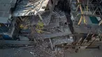 Seorang warga berdiri di samping bangunan yang rusak di Imphal akibat gempa bumi 6,7 SR yang mengguncang timur laut India, Senin (4/1). Delapan orang tewas sementara lebih dari 100 orang menderita luka-luka akibat gempa. (AFP PHOTO/Dibyangshu Sarkar)
