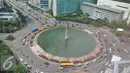 Suasana di kawasan Bundaran HI, Jakarta, Rabu (21/12). Kepala Badan Kebijakan Fiskal (BKF) Suahasil Nazar menyebutkan bahwa pajak menjadi tulang punggung bagi aktivitas perekonomian negara dalam jangka panjang. (Liputan6.com/Angga Yuniar)
