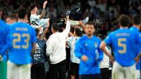 Pemain Timnas Italia tertunduk lesu melihat pemain Argentina merayakan keberhasilan meraih trofi&nbsp;Finalissima 2022. Gli Azzurri keok 0-3 dari Argentina dalam duel di Stadion Wembley, Kamis (2/6/2022) dini hari WIB.&nbsp;(AP photo/Frank Augstein)