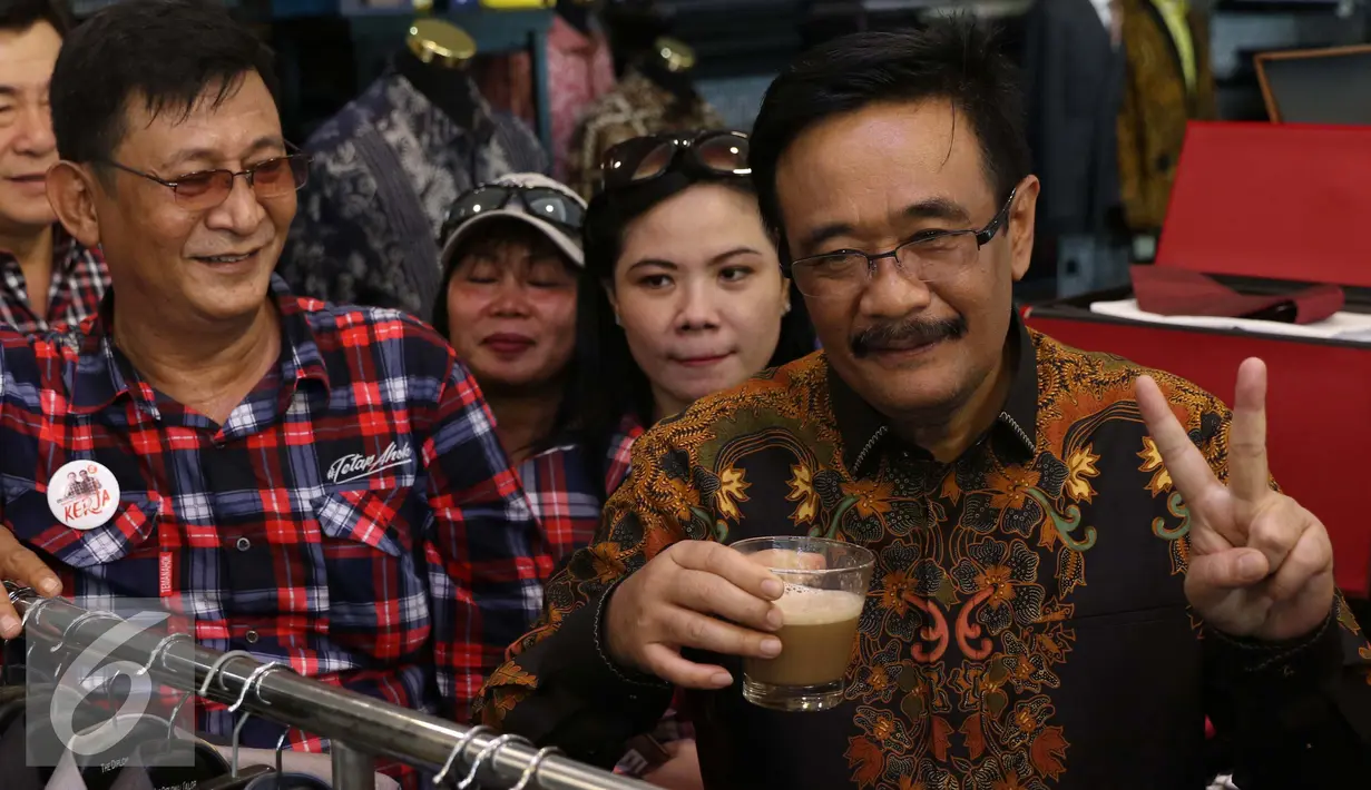 Calon Wakil Gubernur DKI Jakarta Djarot Saiful Hidayat berpose sebelum mencoba teh India saat melakukan blusukan di kawasan Pasar Baru, Jakarta, Senin (14/11). (Liputan6.com/Gempur M. Surya)