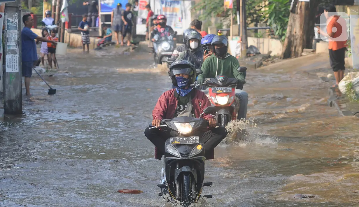Sejumlah kendaraan mulai roda dua dan roda empat tampak harus berhati-hati menerobos genangan banjir. (merdeka.com/Arie Basuki)