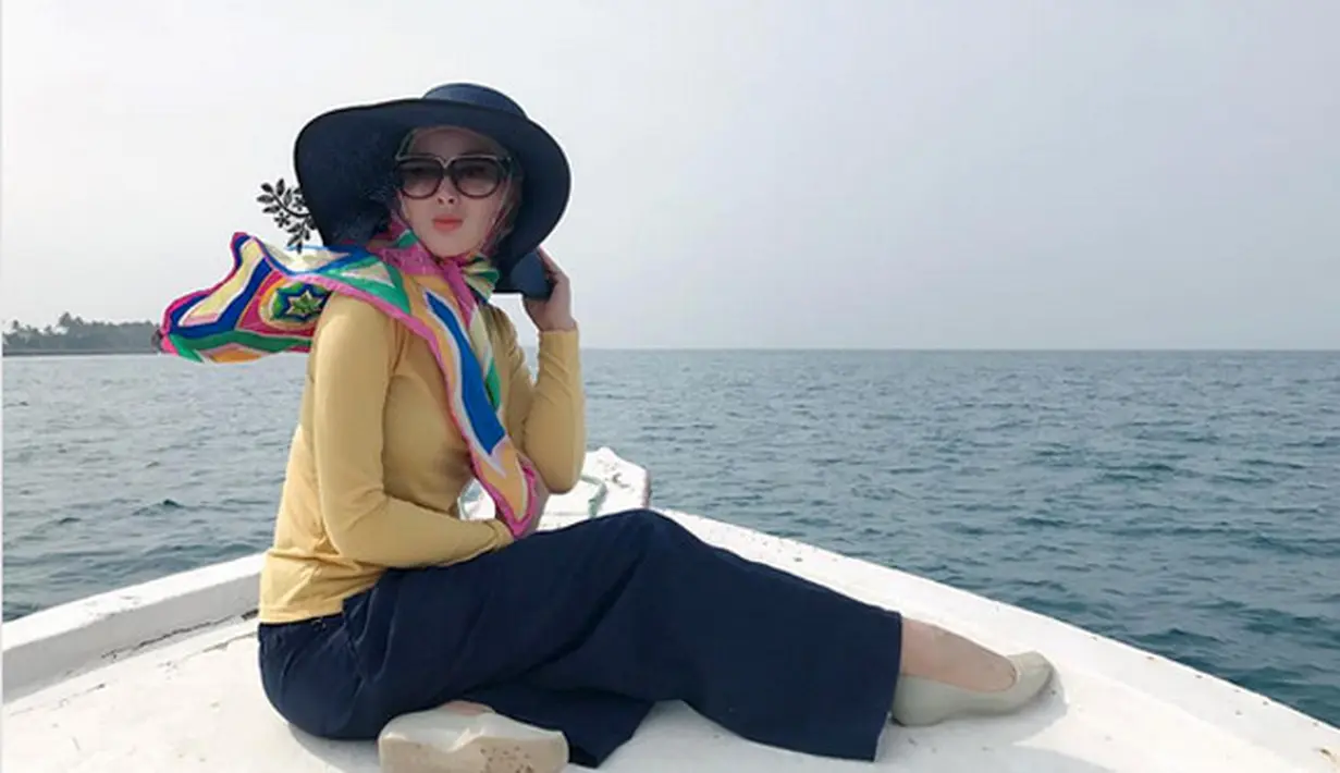 Rumah tangga  Tiara Dewi dan Lucky Hakim sepertinya makin panas. Beberapa hari lalu, Lucky sempat membuat sayembara berhadiah 500 juta. (Instagram/tiaradewireal)