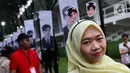 Beberapa diantaranya rela membeli pernak Pernik bergambar Park Hyung Sik. (Liputan6.com/Herman Zakharia)