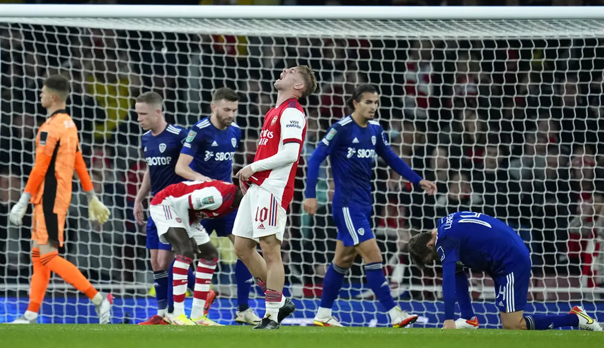 Pemain Arsenal Emile Smith Rowe meringis setelah melakukan tendangan melebar ke gawang Leeds United pada pertandingan Piala Liga Inggris di Emirates Stadium, London, Inggris, 26 Oktober 2021. Arsenal menang 2-0. (AP Photo/Matt Dunham)