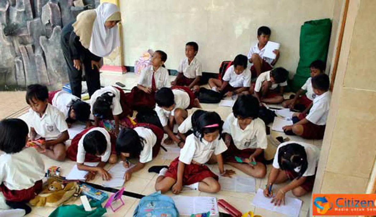 Citizen6, Jember: Gedung sekolahan roboh di SDN Bangon II Kecamatan Puger, Kabupaten Jember. Kegiatan belajar mengajar di masjid di Kecamatan Puger, Kabupaten Jember. (Pengirim: Sapto Raharjanto)