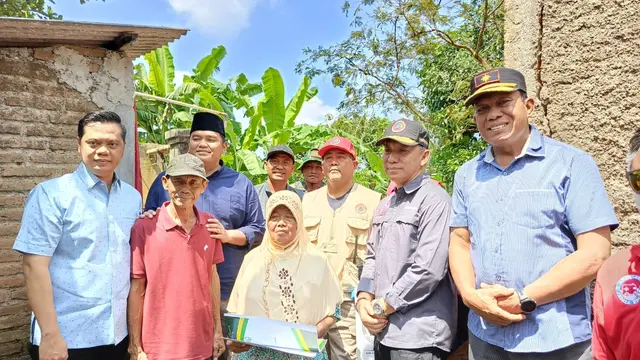 Bupati Jepara Witiarso Utomo bersama Wabup Hajar serahkan bantuan ke Mbah Darwati. (Liputan6.com/Arief Pramono)