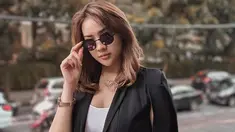 Selain topi, kacamata menjadi salah satu fashion item favorit Anya Geraldine. Tak hanya melindungi dari sinar matahari, penampilan pemilik nama lengkap Nur Amalina Hayati ini semakin keren dengan kacamata.(Liputan6.com/IG/@anyageraldine)