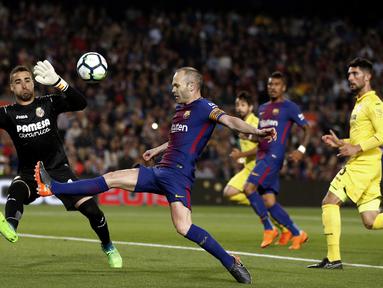 Aksi pemain FC Barcelona, Andres Iniesta mengecoh kiper Villareal pada laga La Liga Santander di Camp Nou stadium, Barcelona, (9/5/2018). Barcelona menang telak 5-1. (AP/Manu Fernandez)