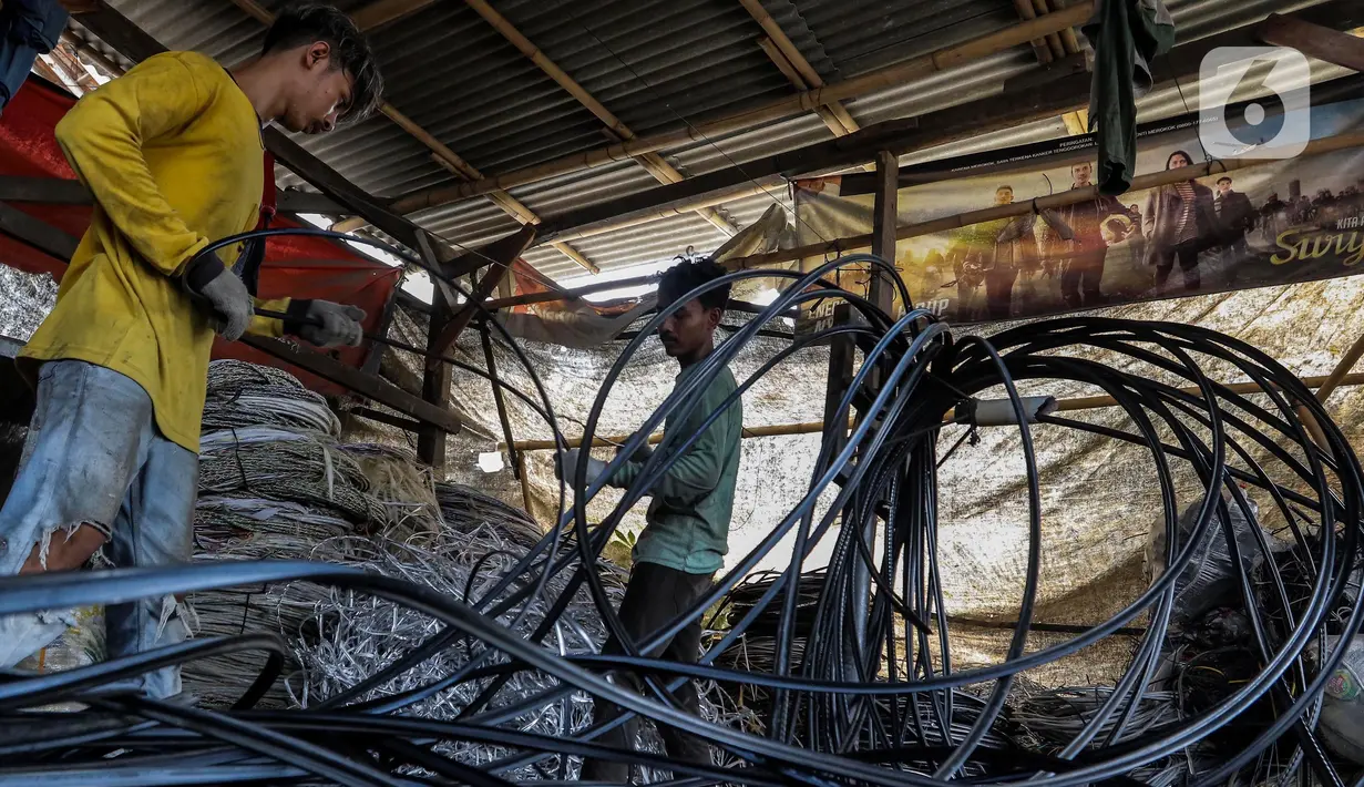 Daur ulang kabel serat optik mendorong aktivitas ramah lingkungan dan lapangan kerja. (Liputan6.com/Angga Yuniar)