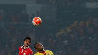 Pemain Persija, Bambang Pamungkas (kiri) berduel dengan pemain Sriwijaya FC pada laga Torabika SC 2016 di Stadion Utama Gelora Bung Karno, Jakarta (24/6/2016). (Bola.com/Nicklas Hanoatubun)