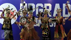 Penari daerah membuka acara peluncuran progam OLX Upgrade Indonesia, Jakarta, Jumat, (14/8/2015). Program ini mengajak masyarakat memperbaiki kualitas hidup dengan memperbarui telepon genggam yang dapat mengakses internet. (Liputan6.com/Johan Tallo)