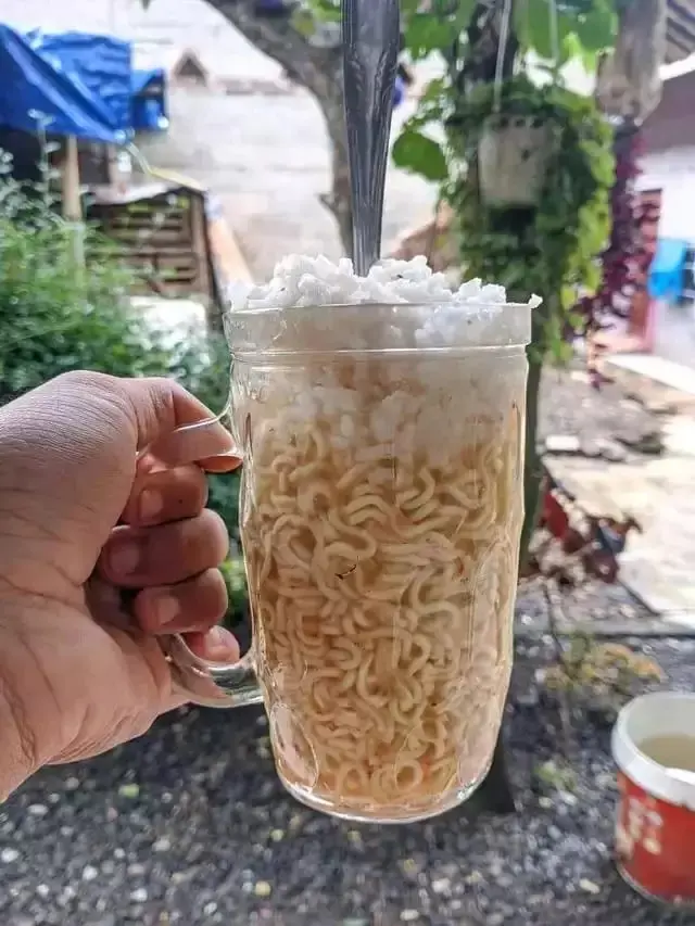 6 Potret Orang Makan Nasi Pakai Gelas Ini Bikin Tepuk Jidat, Porsinya Jadi Sedikit