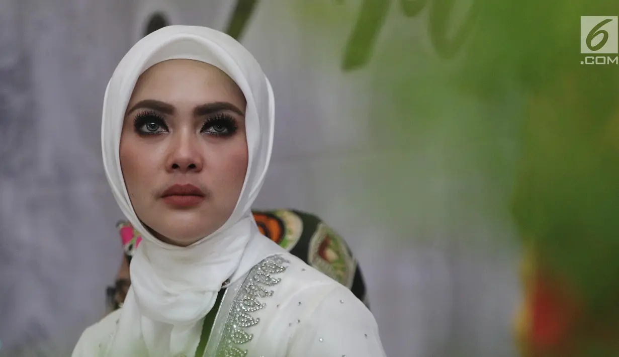 Ekspresi Syahrini saat menggelar acara Tanda Cinta bersama Princes Syahrini Ramadhan 1438 H di Masjid Az-Zikra, Sentul, Bogor, Minggu (18/6). Syahrini berbagi rezeki dengan 2500 anak yatim dan kaum dhuafa. (Liputan6.com/Herman Zakharia)