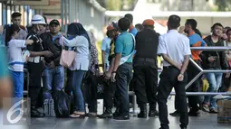 Petugas mengecek tiket pemudik Lebaran di Stasiun Senen, Jakarta, Kamis (30/6). H-7 jelang Hari Raya Lebaran Stasiun Senen mulai dipadati warga yang ingin berlebaran bersama keluarga di kampung halaman. (Liputan6.com/Yoppy Renato)