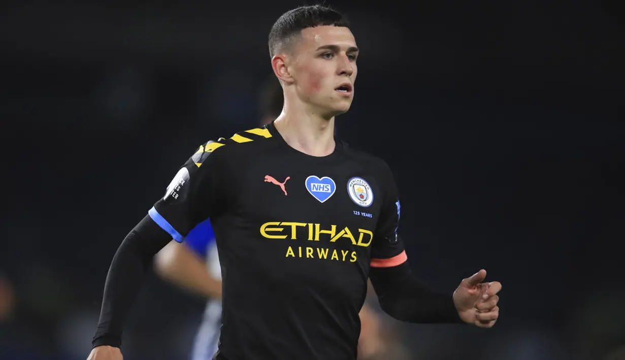 Pemain Manchester City, Phil Foden, saat melawan Brighton and Hove Albion pada laga Premier League di Stadion Falmer, Sabtu (11/7/2020). Manchester City menang 5-0. (Adam Davy/Pool via AP)