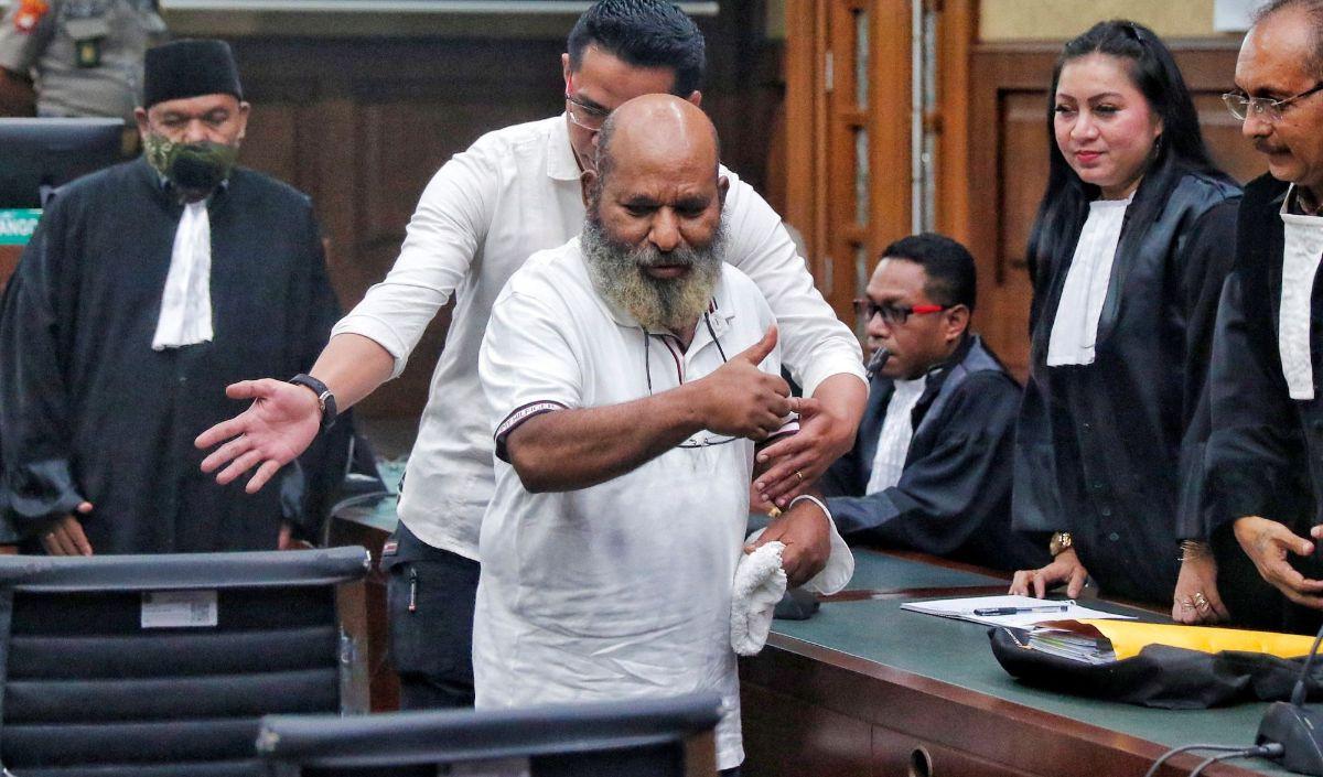 Untuk informasi, Gubernur nonaktif Papua Lukas Enembe ditetapkan menjadi tersangka kasus suap dan gratifikasi pada 14 September 2022 lalu.<br>