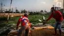 Warga melatih burung merpati balap pada sore hari di pinggiran Kanal Banjir Barat, Petamburan, Jakarta, Jumat (25/9/2020). Kegiatan tersebut dimanfaatkan warga untuk mengisi waktu luang saat pemberlakuan Pembatasan Sosial Berskala Besar (PSBB) Jakarta. (Liputan6.com/Faizal Fanani)