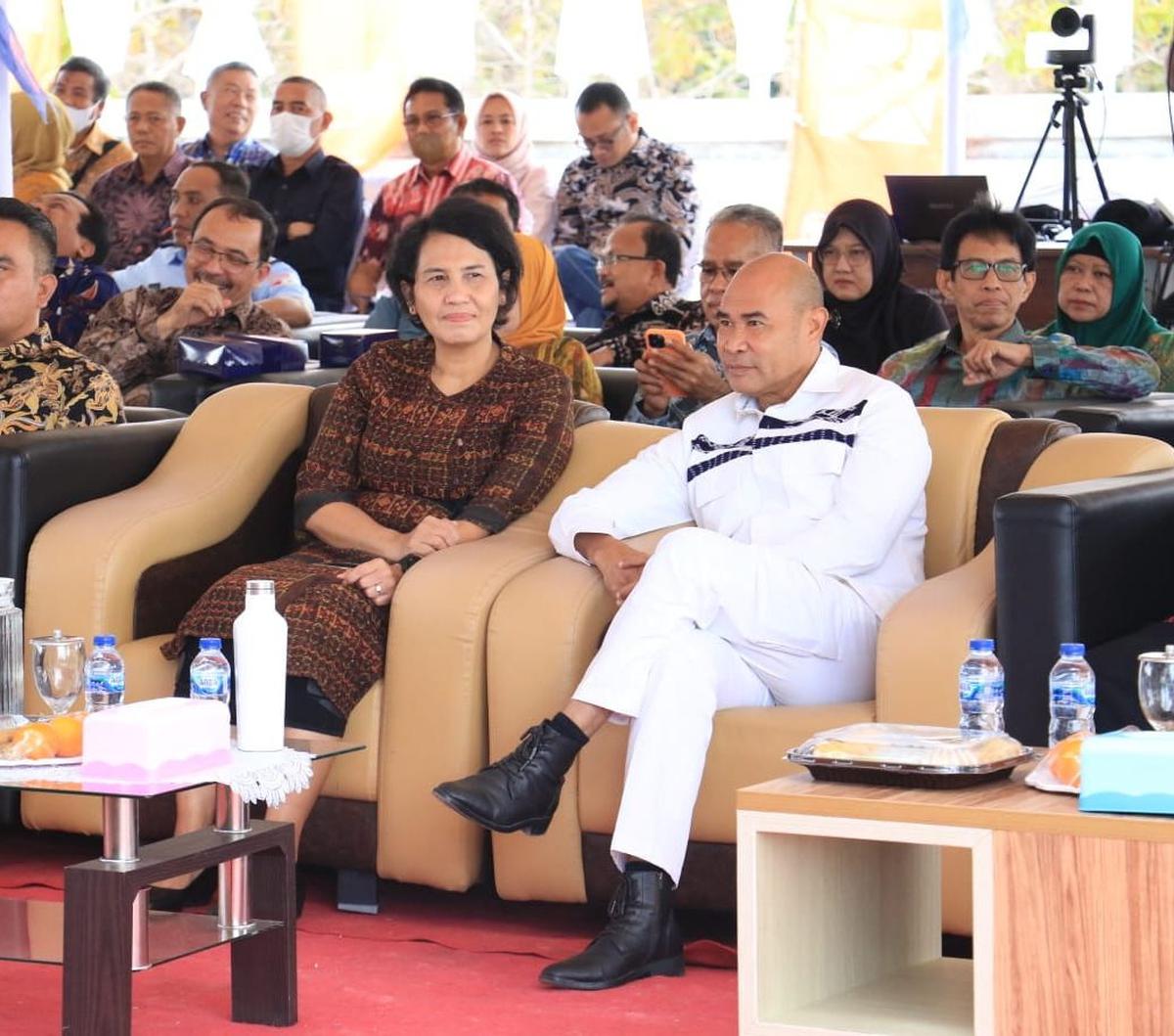 "Sebenarnya kita punya doktor-doktor peternakan yang hebat. Namun dari waktu ke waktu jumlah ternak sapi kita justru menurun. Sehingga saya sering bilang, kita tidak sedang membangun peternakan, namun kita sedang beternak sarjana," kata Viktor.