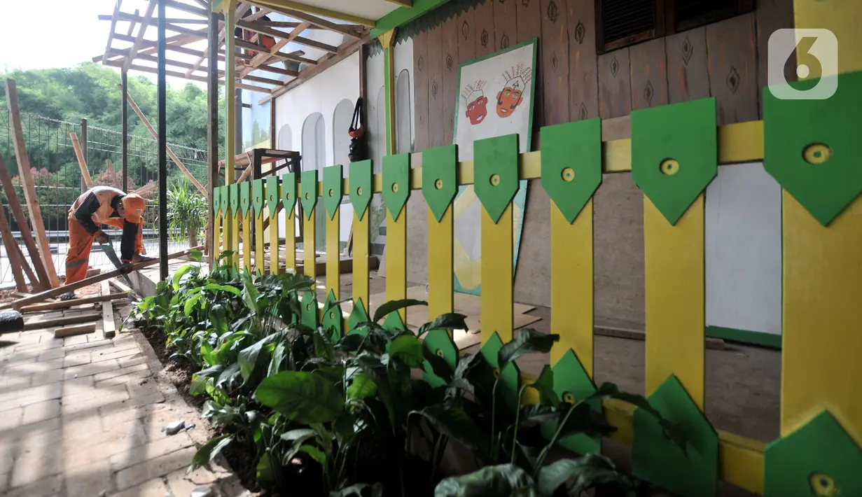 Petugas PPSU Kelurahan Joglo menyelesaikan pembangunan Taman Betawi di kolong Tol JORR W-2 Joglo, Jakarta Barat, Minggu (17/11/2019). Pembangunan Taman Betawi di kolong Tol JORR W-2 Joglo bertujuan agar lokasi tersebut menjadi sarana rekreasi warga sekitar. (merdeka.com/Iqbal Nugroho)