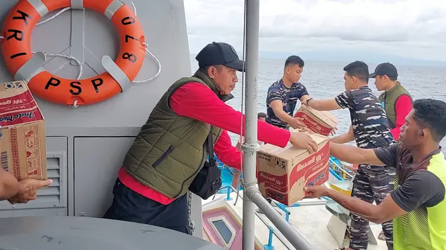 Saat Siswa Sekolah Ikut Distribusikan Bantuan Ekspedisi Rupiah Berdualat di Pulau Manipa