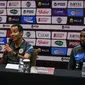 Pelatih kepala Timnas Curacao, Remko Bicentini (kiri) dan kapten Timnas Curacao, Cuco Martina memberikan keterangan saat konferensi pers menjelang laga FIFA Match Day antara Timnas Indonesia melawan Timnas Curacao yang berlangsung di Hotel Harris Citylink, Bandung, Jumat (23/06/2022). (Bola.com/Bagaskara Lazuardi)