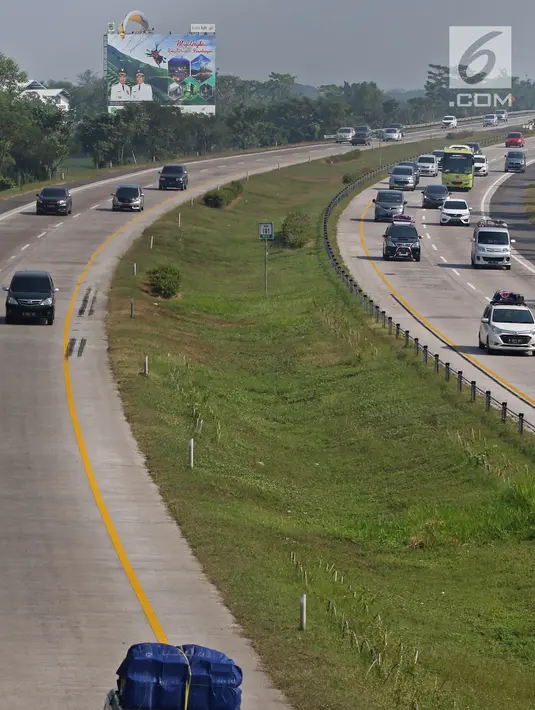Kendaraan melintas di ruas tol yg diberlakukan satu arah atau one way di Tol Cipali, Cirebon, Jawa Barat, Sabtu (1/6/2019). Gelombang arus mudik di Tol Trans Jawa sudah mulai terjadi sejak kemarin. (Liputan6.com/Herman Zakharia)