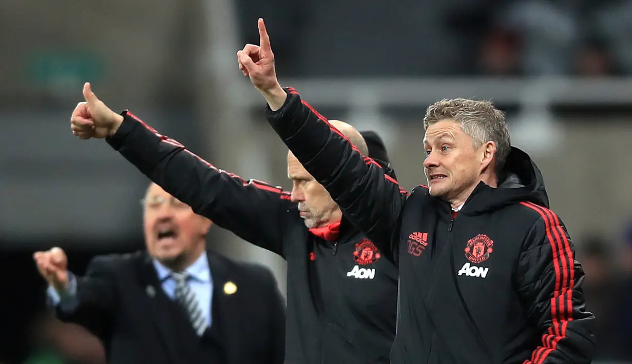 Pelatih Manchester United, Ole Gunnar Solskjaer menginstruksikan pemainnya saat berhadapan dengan Newcastle United selama pertandingan lanjutan Liga Inggris di St James 'Park (2/1). MU menang 2-0 atas Newcastle. (Owen Humphreys/PA via AP)