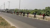 Demi memecahkan rekor dunia, lebih dari 1000 orang di Bangladesh bersepeda berurutan. (Sumber Guinness World Record)