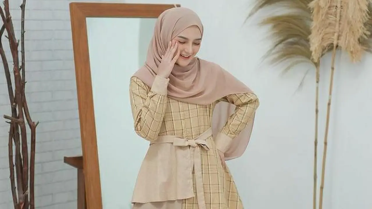 6 Gaya Hijab ala Reistha Dhita Putri, Modis dengan Gamis