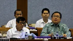 Menkumham Yasonna Laoly (kiri) dan  Menkeu Bambang Brojonegoro saat rapat dengan Badan Legislasi DPR di Gedung DPD RI, Jakarta, Senin (28/9/2015).Rapat tersebut membahas RUU JPSK (Jaring Pengaman Sistem Keuangan). (Liputan6.com/Johan Tallo)