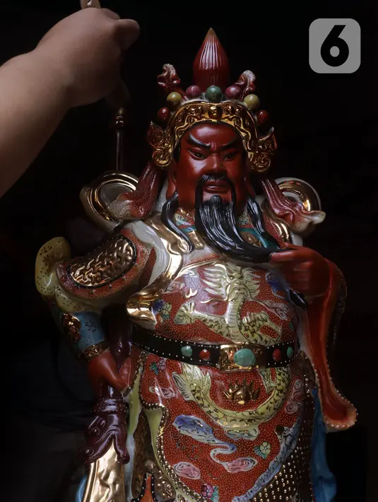 Warga keturunan Tionghoa melaksanakan tradisi membersihkan patung dewa-dewi atau rupang di Vihara Dhanagun, Kota Bogor, Rabu (27/1/2022). Kegiatan membersihkan patung dewa dewi sebagai persiapan menyambut Tahun Baru Imlek 2753 pada Selasa, 1 Februari mendatang. (Liputan6.com/Helmi Fithriansyah)