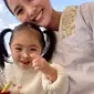 Ibu dan anak ini selfie saat pembuatan moci. Sutan terlihat menggemaskan dengan bubuk moci di hidungnya. (Instagram/@kimono_mom)