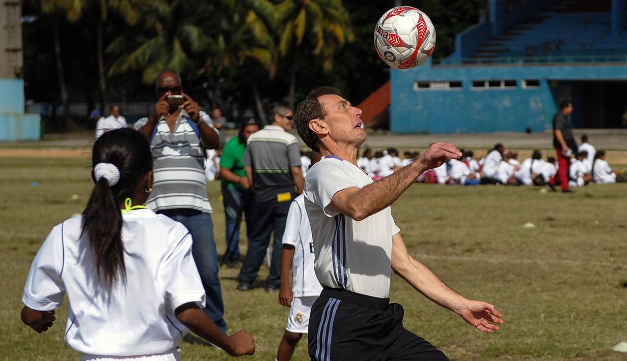 Emilio Butragueno adalah pemain Real Madrid era 80 hingga awal 90an yang berposisi sebagai striker. (AFP/Yamil Lage)