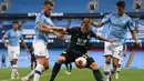 Penyerang Burnley, Matej Vydra (tengah) berusaha mengontrol bola dari kawalan dua pemain Manchester City, Nicolas Otamendi dan Riyad Mahrez pada pertandingan lanjutan Liga Inggris di Stadion Etihad di Manchester, Inggris (22/6/2020). City menang telak 5-0 atas Burnley. (Michael Regan/POOL/AFP)