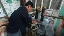 Pengurus RW 01 menampung hasil pengolahan sampah plastik yang telah mencair menjadi bahan bakar alternatif atau petasol di Jakarta, Senin (19/10/2026). (KLY/Budy Santoso)
