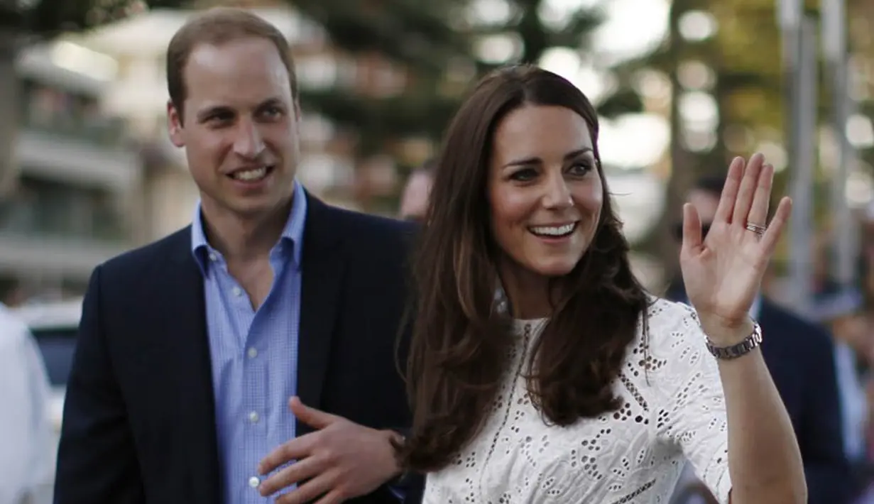  Pangeran William dan Kate Middleton melambaikan tangan kepada warga Sydney yang terus meneriakkan namanya, Pantai Utara Sydney, Jumat (18/04/2014) (AFP Photo/Jason Reed).