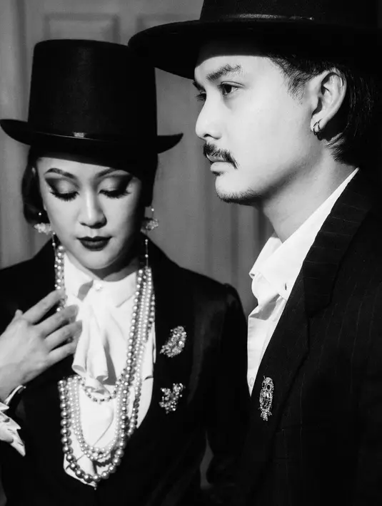 Tumpukan kalung mutiara juga jadi penyempurna gaya yang begitu sempurna. [Foto: Instagram/ Sherina]