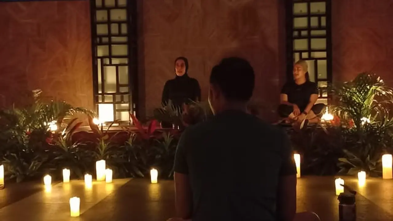 Yoga di Tengah Kegelapan Saat Earth Hour Adalah Ide Brilian untuk Relaksasi