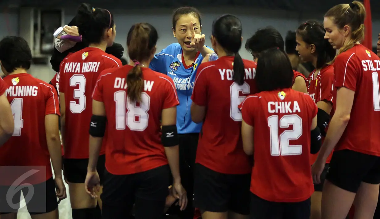 Pelatih tim voli Jakarta Elektrik PLN memberikan arahan kepada pemain saat bertanding melawan Jakarta Pertamina Energi di pertadingan Grand Final Proliga 2017 di GOR Among Rogo, Yogyakarta (23/4). (Liputan6.com/Johan Tallo)