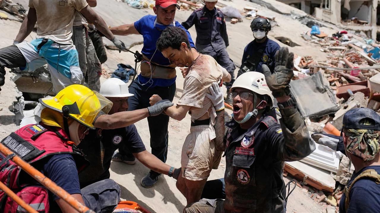 FOTO: Penyelamatan Dramatis Korban Selamat Setelah Dua Hari Tertimbun Gempa Venezuela